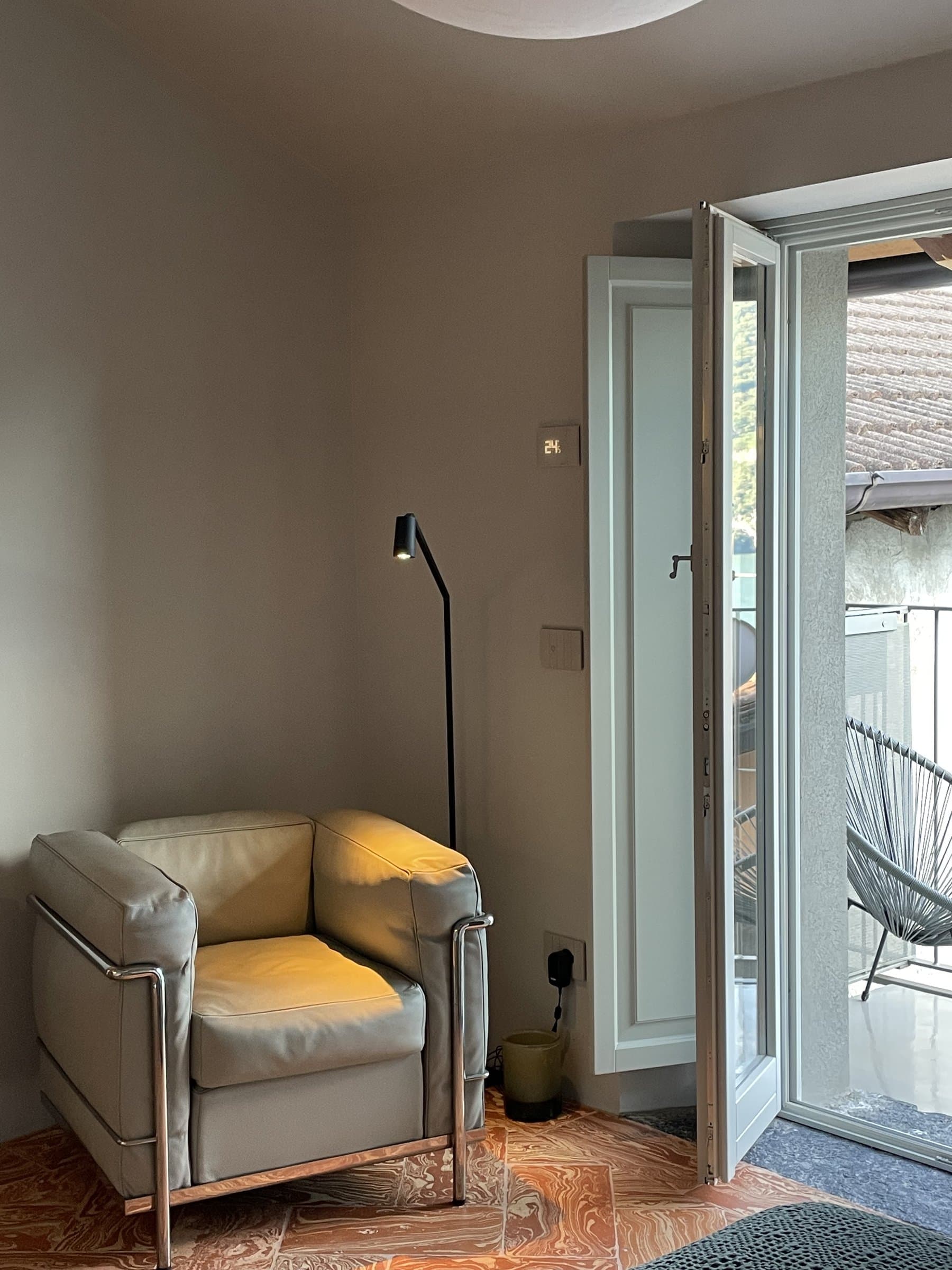 Soggiorno con accesso alla terrazza vista lago